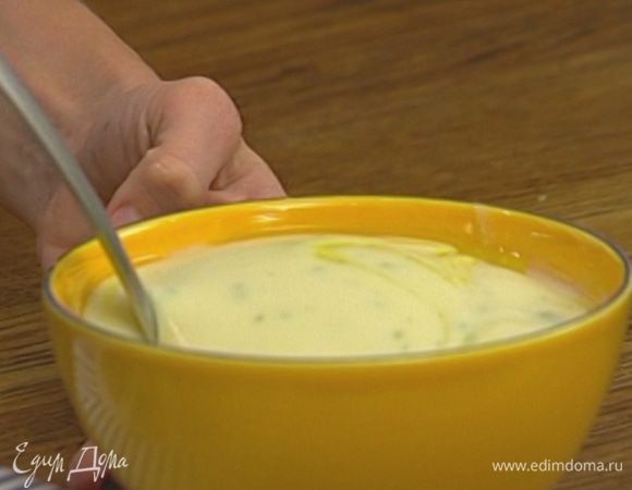 В получившийся соус добавить сливки и сливочное масло, перемешать.
