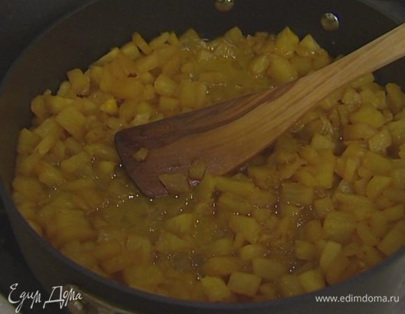 Влить ванильный экстракт, ликер, 100 мл воды и апельсиновый сок. Готовить еще 5 минут. 