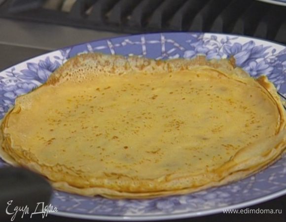 Разогретую сковороду смазать растительным маслом и выпекать тонкие блины. 
