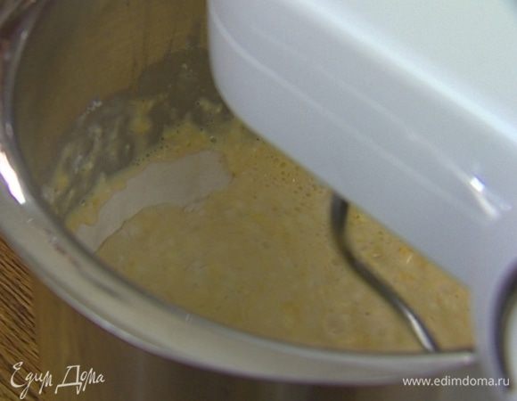 Добавить яйца и желток, соль, сахар, молоко и растопленное сливочное масло, вымешать тесто.