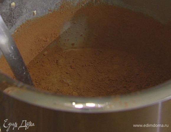 Добавить какао, еще раз все перемешать и оставить на полчаса.