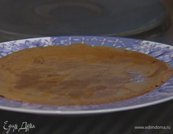 Разогретую сковороду смазать небольшим количеством растительного масла и выпекать тонкие блинчики.