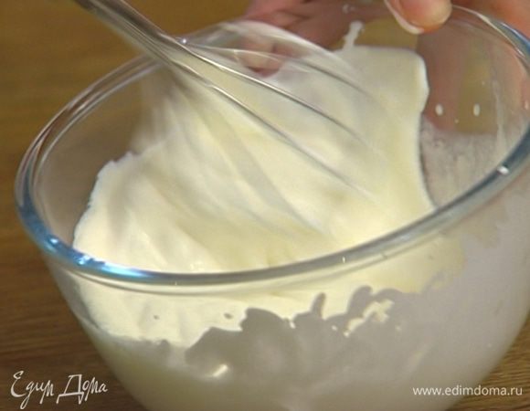 Взбить 33%-ные сливки.
