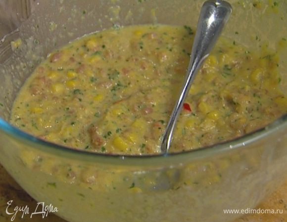 Добавить оставшуюся кукурузу, рыбный соус, крахмал, соединить с фаршем и все перемешать.