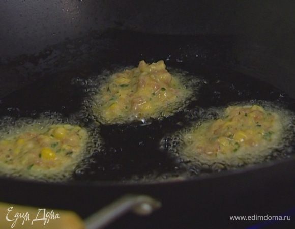 Разогреть в сковороде вок растительное масло и столовой ложкой выкладывать в него небольшие лепешки.