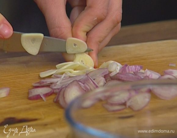 Чеснок почистить и нарезать пластинками.