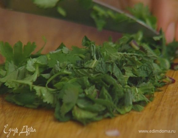 Листья мяты и кинзы мелко порубить.