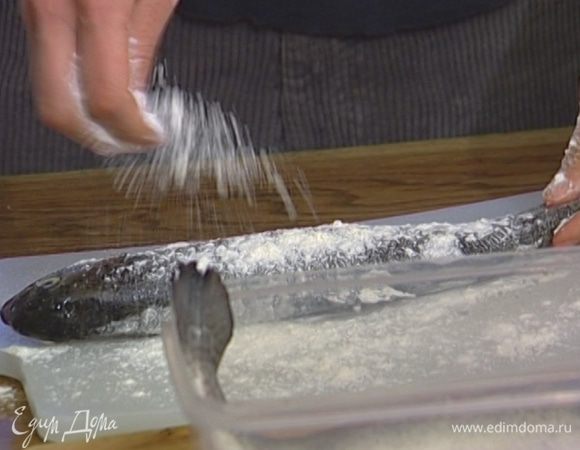 Рыбу обвалять в муке.