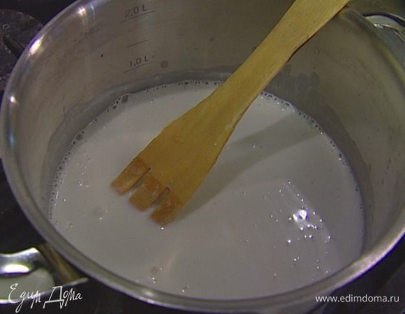 Влить в кастрюлю кокосовое молоко, 300 мл горячей воды, добавить сахар, соль, всыпать рис. 