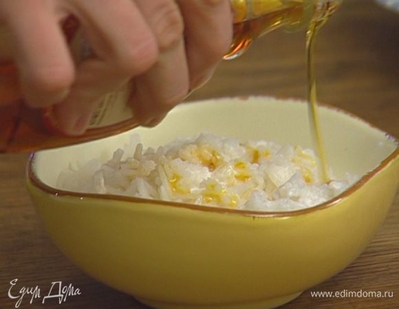 Готовый рис выложить в креманки, полить небольшим количеством сиропа.
