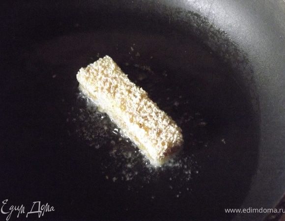 Сыр нарежьте широкими ломтиками толщиной 1 см., смочите во взбитом яйце, запанируйте в сухарях и обжарьте в масле до золотистой корочки.