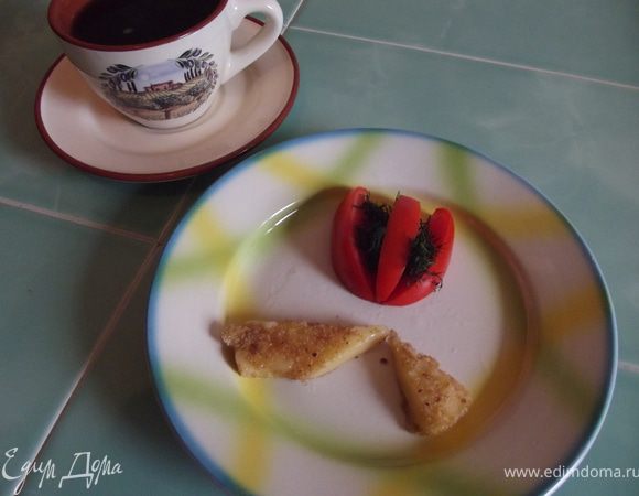 Подавайте с помидорами, нарезанными кружочками или дольками, и оформите зеленью.