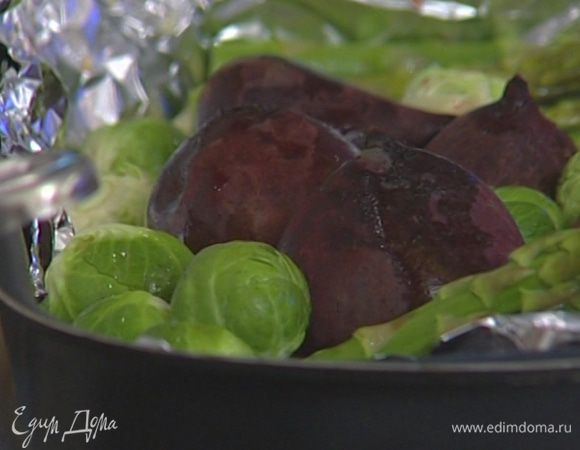 Добавить в противень брюссельскую капусту и спаржу, сбрызнуть их оливковым маслом и запекать еще около 10 минут, до готовности капусты. 