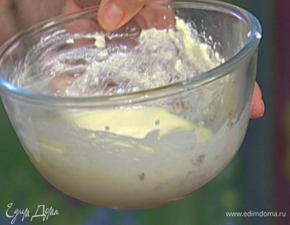 Приготовить заправку: 100 г козьего сыра размять вилкой, добавить 2 ст. ложки оливкового масла, уксус и щепотку перца с солью.  