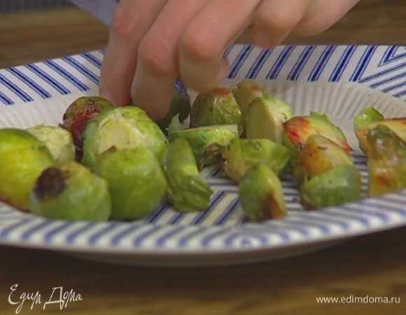 Брюссельскую капусту разрезать на половинки.