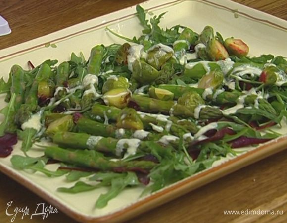 На листья уложить кружки свеклы, брюссельскую капусту и спаржу. 