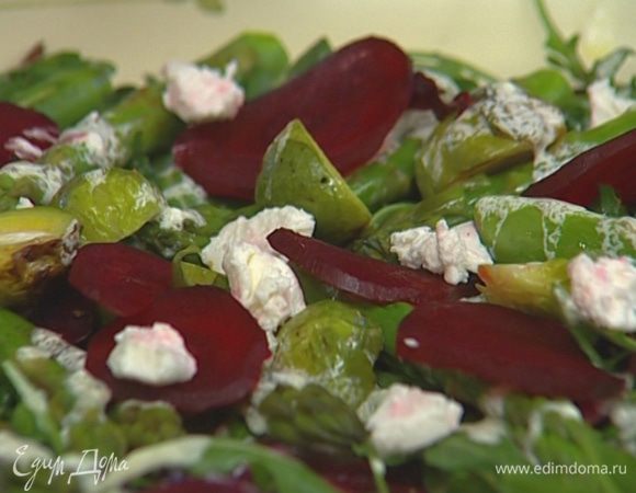 Сверху положить кусочки оставшегося сыра и полить заправкой из козьего сыра, масла и уксуса.