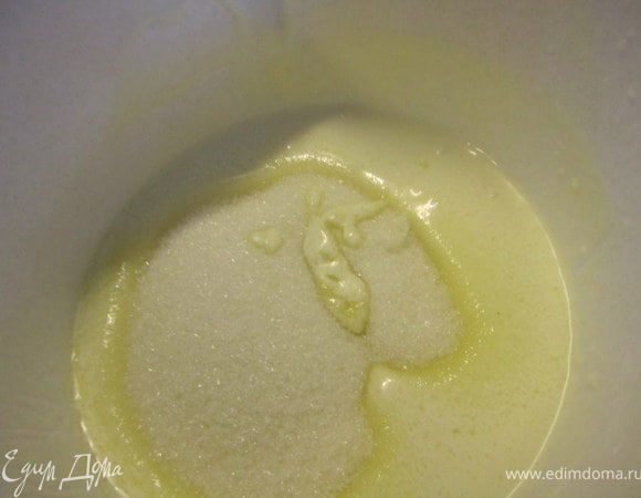 Сметану взбить с сахаром.