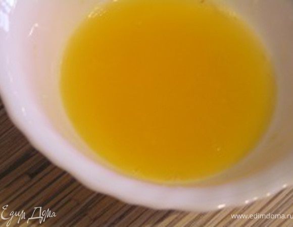 Выжать сок из апельсина, смешать с соком лимона.