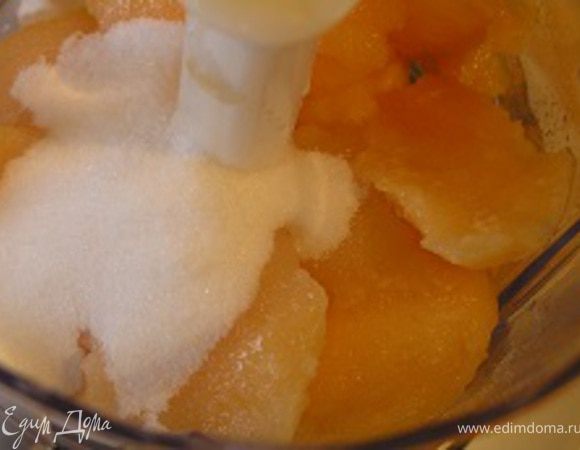 Мякоть дыни выложить в чашу блендера, добавить фруктозу,