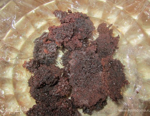 Взять глубокую миску.
застелить пищевой пленкой.
Поломать часть бисквита.