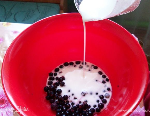 смородину и миндаль залить кефиром, добавить мед, перемешать