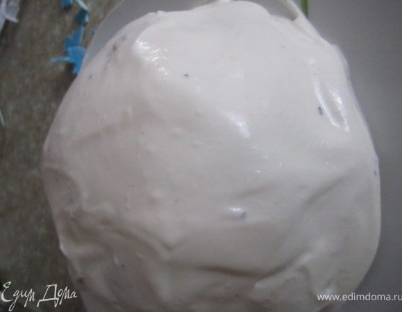 Покрыть сметаной.