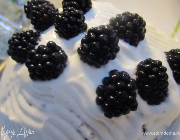 Украсить ежевикой и мятой.