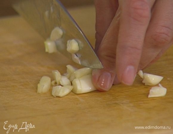 Чеснок почистить и крупно нарезать.