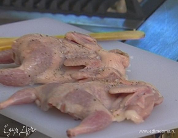 Тушки перепелок вымыть, просушить бумажным полотенцем, поперчить и посолить.