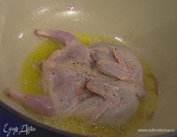 Разогреть в тяжелой кастрюле сливочное масло и слегка обжарить перепелок с обеих сторон. 