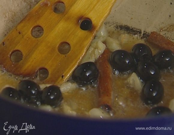 Уменьшить огонь, добавить чеснок, корицу, оливки, вино и мед. Накрыть кастрюлю крышкой и тушить перепелок на небольшом огне 20 минут. 