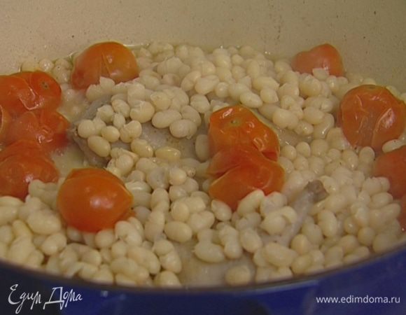 Влить 50–100 мл горячей воды, добавить отваренную фасоль, помидоры и петрушку, через 5 минут снять с огня. 