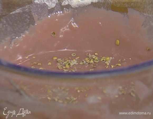 Растереть в ступке 1 ч. ложку семян аниса или фенхеля, добавить в тесто, вымешать. Затянуть посуду с тестом пищевой пленкой и оставить на полчаса.