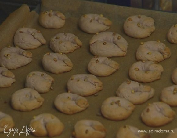 Выстелить противень бумагой для выпечки, смазанной растительным маслом, и уложить на него рогалики. Выпекать в разогретой духовке 40 минут.