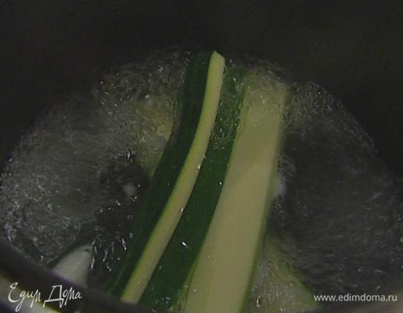 Из оставшегося цукини удалить сердцевину с семенами, а мякоть опустить в кипящую воду.