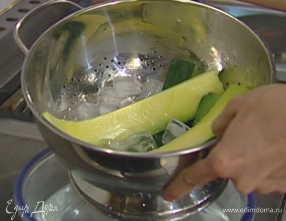Через 2 минуты воду слить, а цукини присыпать льдом, чтобы сохранить яркий зеленый цвет, затем просушить бумажным полотенцем и поместить в блендер.
