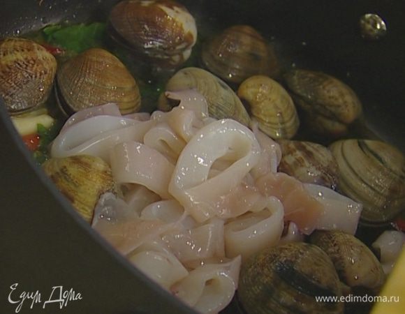 Мидии промыть, кальмаров нарезать кольцами.