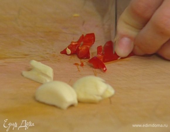 Перец чили, удалив семена, мелко нарезать.