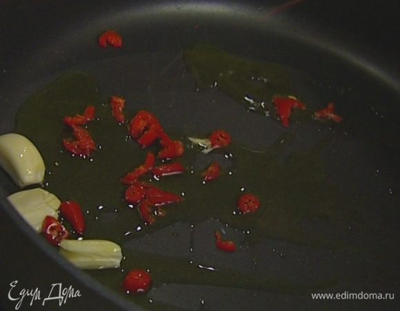 Разогреть в тяжелой сковороде оливковое масло и обжарить чеснок до золотистого цвета.