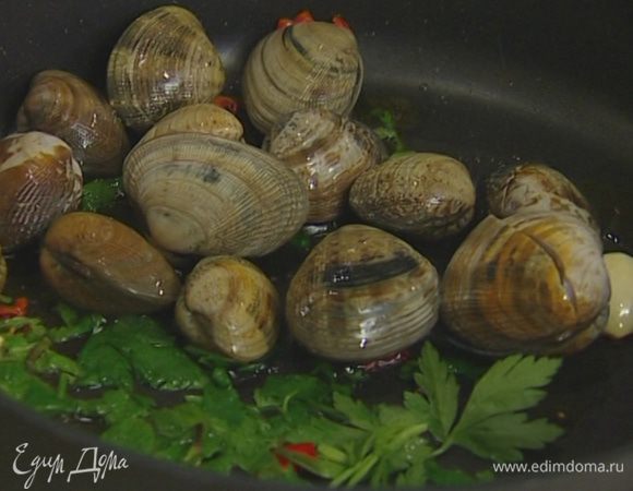 Добавить чили, половину петрушки, мидии и кальмаров, влить просекко, накрыть сковороду крышкой и готовить 3 минуты на сильном огне.