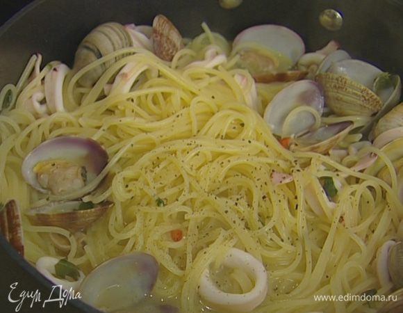 Все посолить, выложить в сковороду спагетти и готовить все вместе еще 2 минуты.