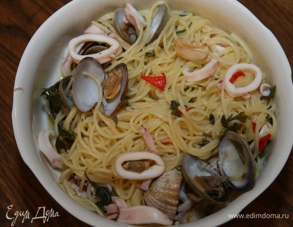 Присыпать оставшейся петрушкой и подавать тут же с долькой лимона.