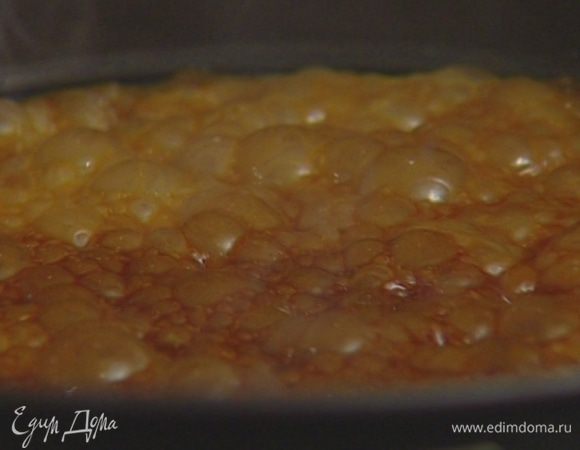 Растопить в сковороде 150 г сливочного масла, добавить сахар и 50 мл воды и уварить все до состояния темной карамели.