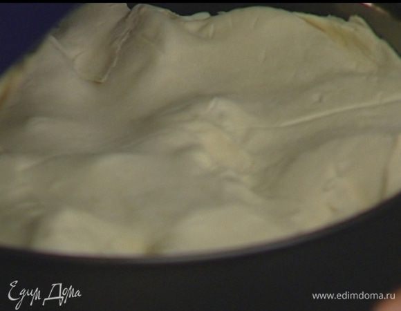 Из теста раскатать круг и накрыть им груши. Выпекать в разогретой духовке 45–50 минут.
