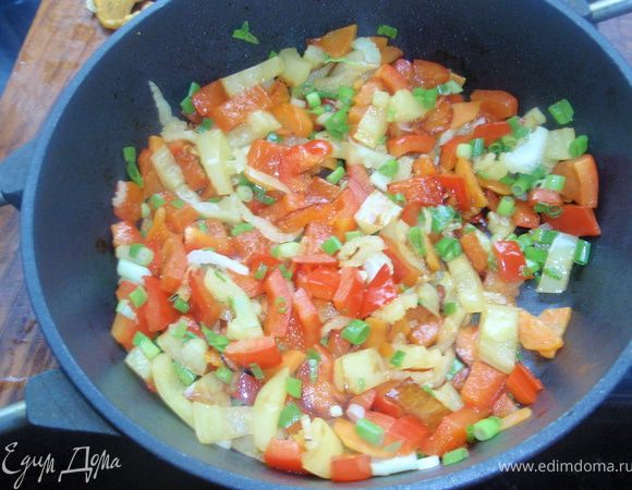 Все овощи обжарить в воке или кастрюльке хорошенько. И потомить минут 5 под крышкой.
