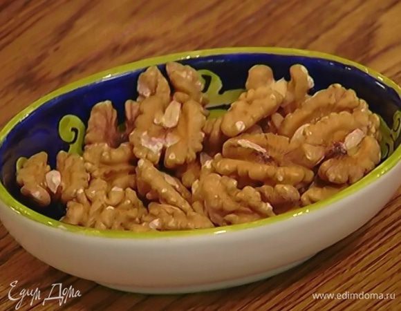 Грецкие орехи измельчить скалкой.