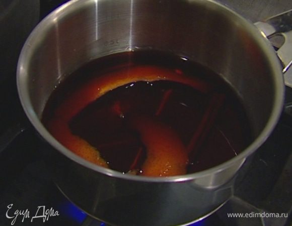 Добавить в портвейн желатин, перемешать.