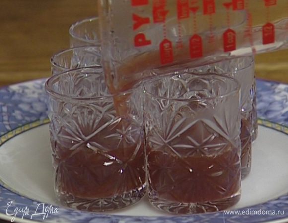Влить портвейн в красивые рюмки и поставить в холодильник на несколько часов, чтобы желе застыло.
