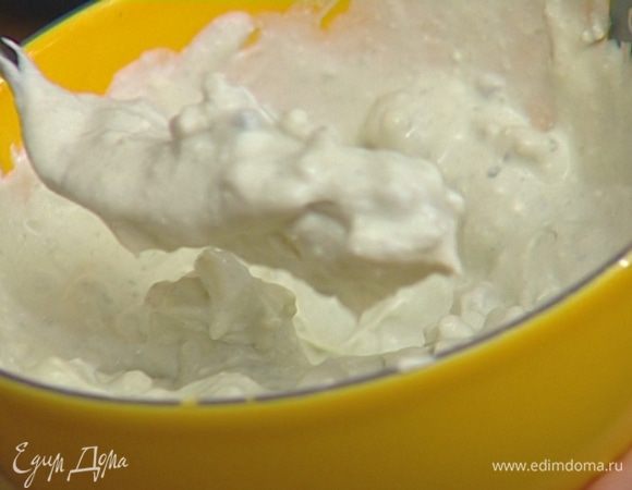 Рокфор смешать со сметаной, поперчить и перемешать.